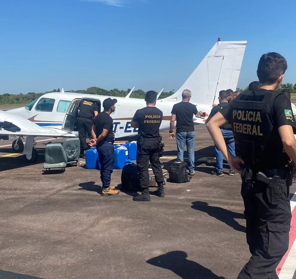 Polícia Federal encontra mais de 3k de barras de ouro escondidas em fundo falso de avião