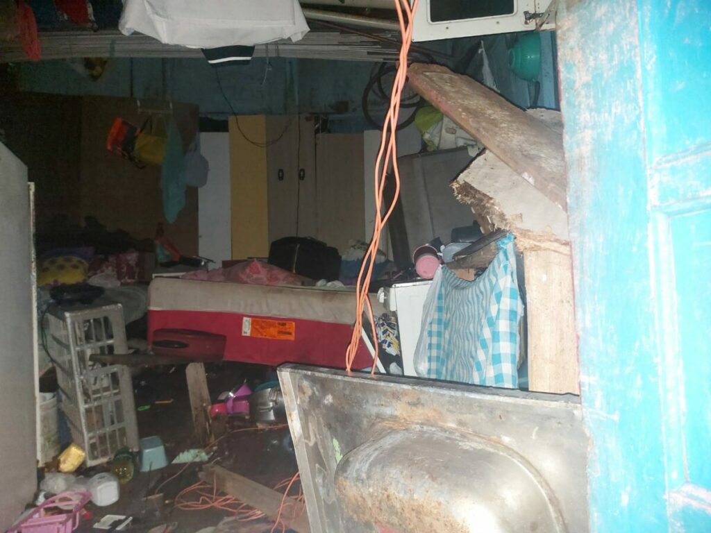 Casa desaba e deixa uma família inteira desabrigada na zona Leste de Manaus