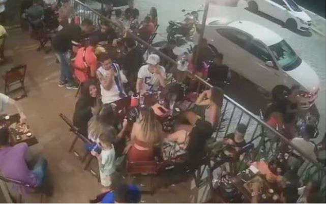 Grupo de atleticanos invade bar e agride torcedores do Cruzeiro; veja vídeo