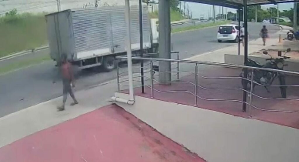 Carro é atingido em cheio por caminhão-baú desgovernado em Manaus; veja vídeo