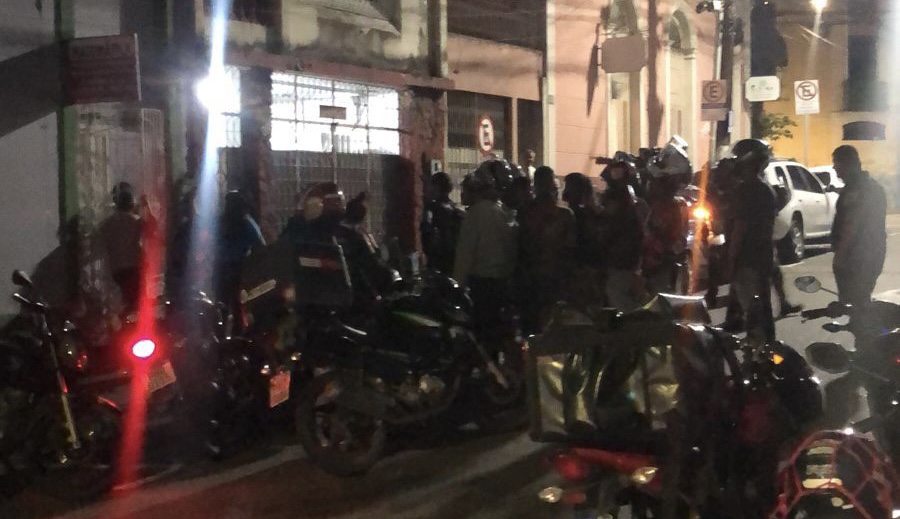 Confusão: corte de internet termina em porrad4 e revolta de mototaxistas no Centro de Manaus; veja vídeo