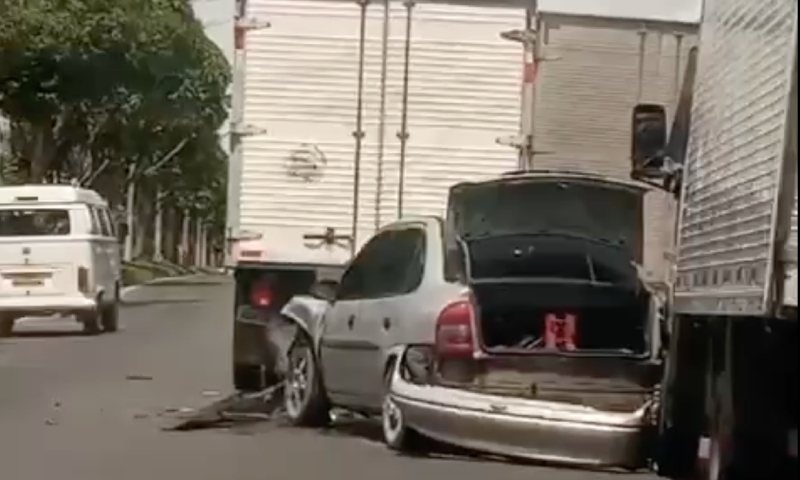 Veja momento em que carro bate contra caminhão na Avenida do Turismo; vídeo