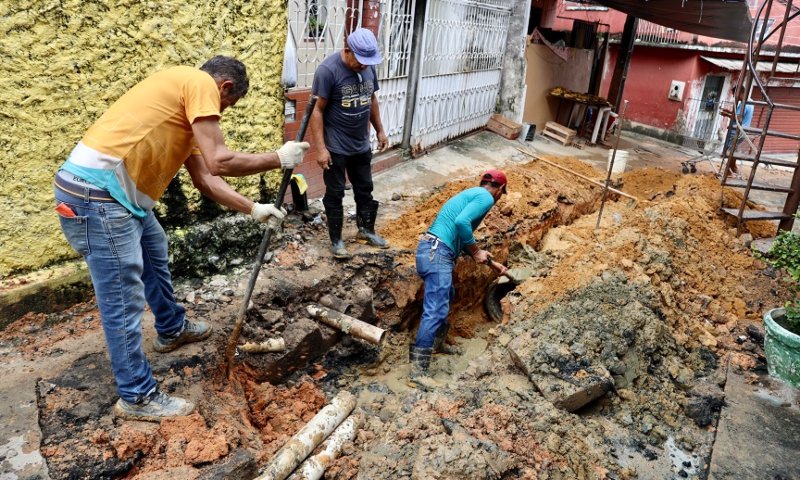 Prefeitura de Manaus instala drenagem em beco na Compensa