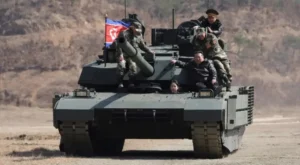 Filha adolescente de Kim Jong Un é flagrada dirigindo tanque de guerra durante exercício militar; veja vídeo