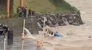 Barco lotado de passageiros para o lançamento do Festival afunda em Parintins; veja vídeo