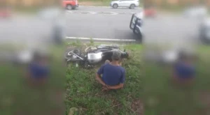 Em Manaus, homem é preso com moto roubada após jogar celulares e drogas na mata da Estrada do Aeroporto