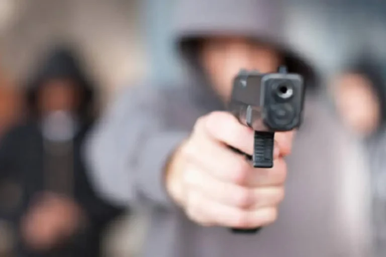Ladrão é capturado por moradores, amarrado e espancado no Conjunto Lula, em Manaus; veja vídeo