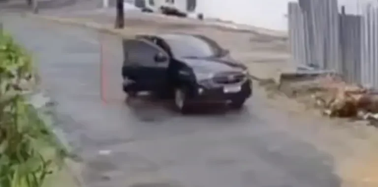 Vídeo chocante: mulher é jogada de carro em movimento e fica gravemente ferida em Manaus