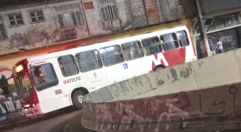 Homem que tinha o costume de colocar o braço para fora da janela do ônibus aprende a lição da pior forma em Manaus