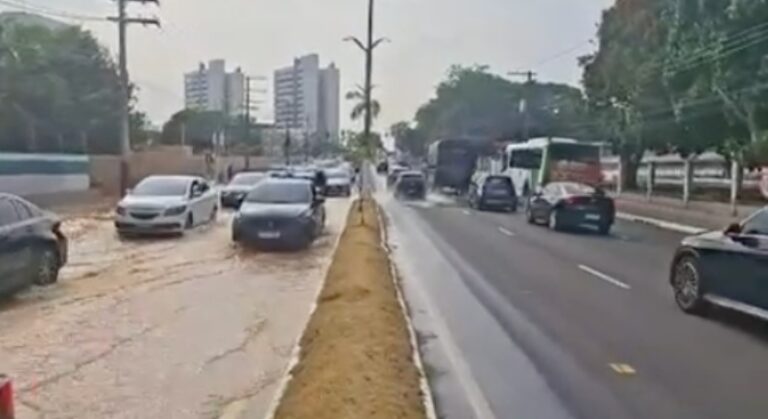 Urgente: Adutora rompe, trecho da avenida Coronel Teixeira fica alagado e motoristas enfrentam transtornos; veja vídeo