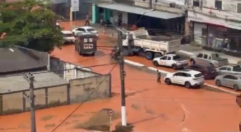 Prefeitura mobiliza equipes e cobra providências após rompimentos de tubulações causarem alagamentos na Ponta Negra; veja