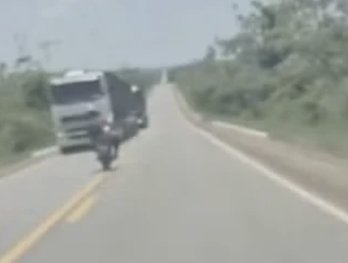 Imagens fortíss1mas: motorista registra momento em que motociclista é esm4gado por caminhão; veja vídeo