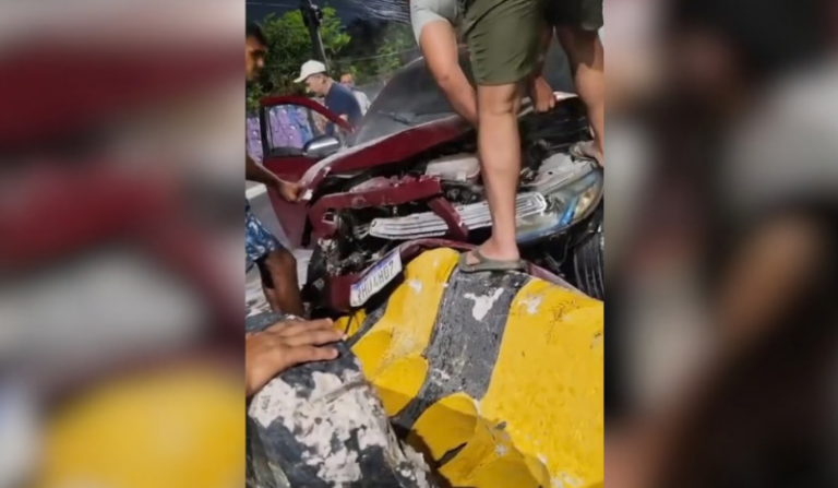 VÍDEO: carro tem frente destruída ao colidir com barreira de concreto em Manaus