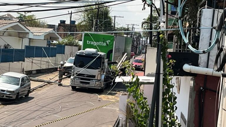 Carreta derruba poste e deixa área da zona sul sem energia em Manaus