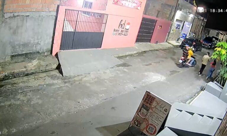 Tudo filmado: veja momento em que criminosos de moto assaltam jovens em Manaus